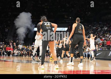 Las Vegas, USA. Okt. 2021. LAS VEGAS, NV - 8. OKTOBER: Las Vegas Aces Center Liz Cambage (8) und Las Vegas Aces spielen A'ja Wilson (22) während des Spiels 5 des WNBA-Halbfinales zwischen den Las Vegas Aces und dem Phoenix Mercury am 8. Oktober 2021 im Mandalay Bay Events Center in Paradise, USA. (Foto von Louis Grasse/PxImages) Credit: Px Images/Alamy Live News Stockfoto