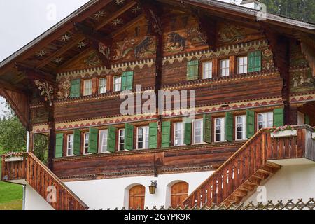 Nahaufnahme des Hauses Guetsch, einem berühmten alten Schweizer Chalet am Simmentaler Hausweg in Lenk - Simmental, Berner Oberland, Schweiz Stockfoto