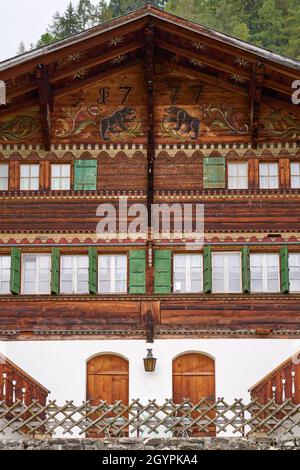 Nahaufnahme des Hauses Guetsch, einem berühmten alten Schweizer Chalet am Simmentaler Hausweg in Lenk - Simmental, Berner Oberland, Schweiz Stockfoto