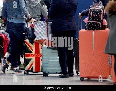 Düsseldorf, Deutschland. Oktober 2021. Reisende warten auf ihren Check-in am Flughafen Düsseldorf. In Nordrhein-Westfalen haben die Herbstferien begonnen. Quelle: Roland Weihrauch/dpa/Alamy Live News Stockfoto