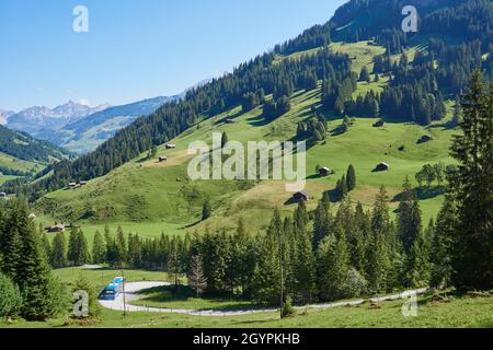 Iffigenalp-Bergstraße oberhalb Lenk - Berner Oberland, Schweiz Stockfoto