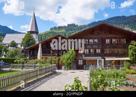 Schöne alte Chalets in Saanen, Schweiz Stockfoto