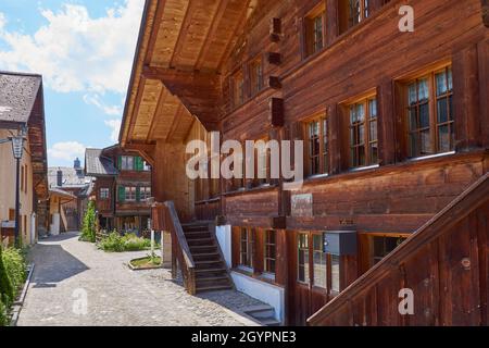 Idyllische alte Chalets in einer Hintergasse von Saanen, Berner Oberland, Schweiz Stockfoto