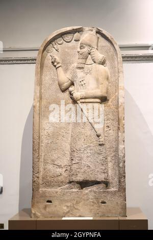 Gipsstela des assyrischen Königs Ashurnasirpal II. Aus der Hauptstadt Nimrud im British Museum, London, Großbritannien Stockfoto