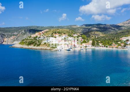 ASSOS malerisches Fischerdorf von oben, Kefalonia, Griechenland. Serielle Drohnenansicht. Segelboote liegen in türkisfarbener Bucht Stockfoto