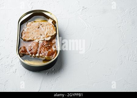 Set aus geräuchertem Fisch aus der Dose mit wildem rosafarbenem Lachs, auf weißem Hintergrund, mit Textraum und Platz für Text Stockfoto