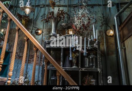 Bangkok, Thailand - Jun 26, 2020 : Innenarchitektur und Dekoration Vintage-Stil mit alten Backsteinmauer und Holztreppe, Lampe und getrockneten Flo dekoriert Stockfoto