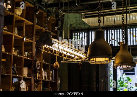 Bangkok, Thailand - Jun 26, 2020 : Vintage Interior Design House. Dekoration von hölzernen Wandregalen und alten Lampen. Kein Fokus, speziell. Stockfoto