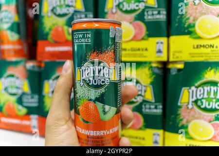 Wolzhsky, Russland-21. September 2021: Aluminiumkiste von Perrier und Saft in den Regalen des Hypermarktes. Selektiver Fokus Stockfoto