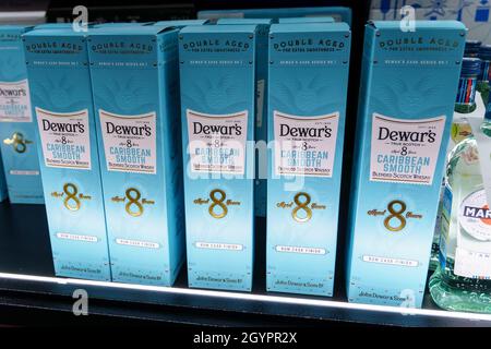Volzhsky, Russland-21. September 2021: Scotch Whisky Closeup Dewars 8 Jahre alte Whiskys haben mehr als 400 Auszeichnungen und Medaillen in über 20 Ländern gewonnen. C Stockfoto