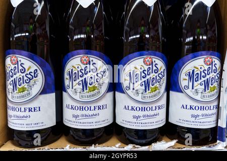 Volzhsky, Russland-21. September 2021: Maisels Weisse Alkoholfreies alkoholfreies Bier in den Regalen des Hypermarktes. Selektiver Fokus Stockfoto