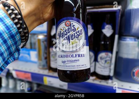 Volzhsky, Russland-21. September 2021: Flasche des ursprünglichen Maisels Weisse-Bieres, ohne Alkohol. Selektiver Fokus Stockfoto