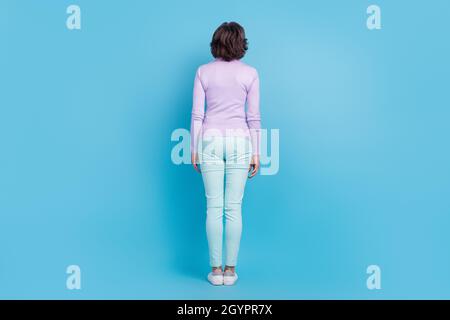 Full Size Rückseite Wirbelsäule Ansicht Foto von reifen Frau Inkognito anonym isoliert über blauen Hintergrund Stockfoto