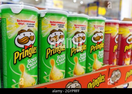 Wolzhsky, Russland-21. September 2021: Pringles Chips saure Creme. Im Besitz der Kellogg Company. Stockfoto