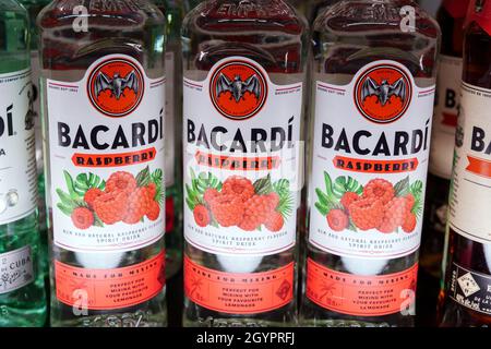 Volzhsky, Russland-21. September 2021: Rumflaschen Bacardi Himbeere im Laden Stockfoto