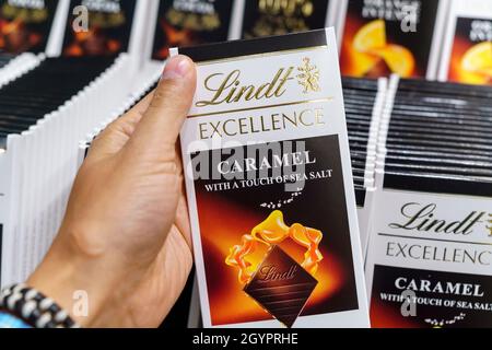 Volzhsky, Russland-21. September 2021: Lindt Schokoladengeschäft im Einkaufszentrum. Mit Karamell Stockfoto