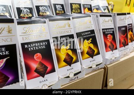 Volzhsky, Russland-21. September 2021: Lindt Schokoladengeschäft im Einkaufszentrum. Stockfoto