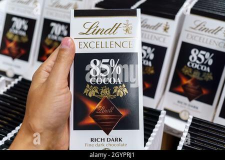 Volzhsky, Russland-21. September 2021: Lindt Schweizer Schokoladenkonfekt-Unternehmen. Selektiver Fokus Stockfoto