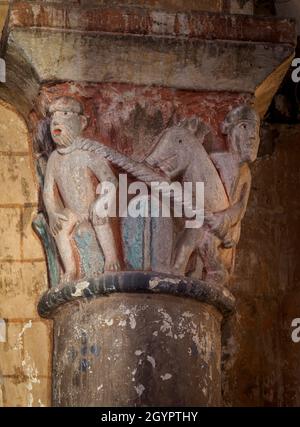 Corded Affe, romanische Hauptstadt, Kirche Saint-Étienne de Maringues, Maringues, Auvergne, Frankreich. Stockfoto