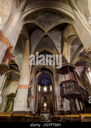 Allgemeine Innenansicht der Kirche Saint-Étienne de Maringues, Maringues, Auvergne, Frankreich. Stockfoto