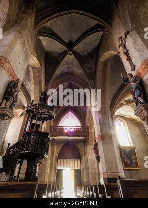 Allgemeine Innenansicht der Kirche Saint-Étienne de Maringues, Maringues, Auvergne, Frankreich. Stockfoto