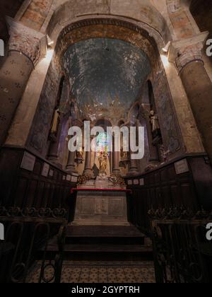 Allgemeine Innenansicht der Kirche Saint-Étienne de Maringues, Maringues, Auvergne, Frankreich. Stockfoto