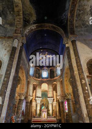 Allgemeine Innenansicht der Kirche Saint-Étienne de Maringues, Maringues, Auvergne, Frankreich. Stockfoto