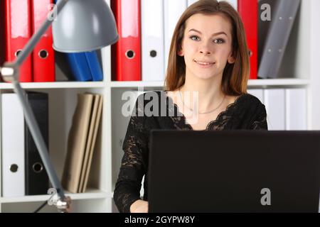 Business Woman at computer monitor im Büro suchen Stockfoto