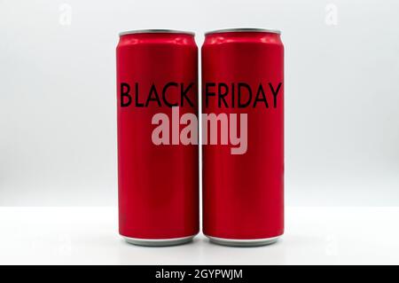 Rote Dosen mit Aufschrift Schwarzer Freitag isoliert auf weißem Hintergrund. Black Friday Konzept Stockfoto