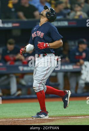 St. Petersburg, Florida. USA; der Shortstop der Boston Red Sox Xander Bogaerts (2) feiert, nachdem er während des ALDS Game 2 in der Spitze des Dritten in den USA war Stockfoto