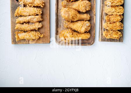 Hausgemachte knusprig gebratene Hühnerteile auf weißem Hintergrund, Draufsicht, mit Kopierfläche. Stockfoto