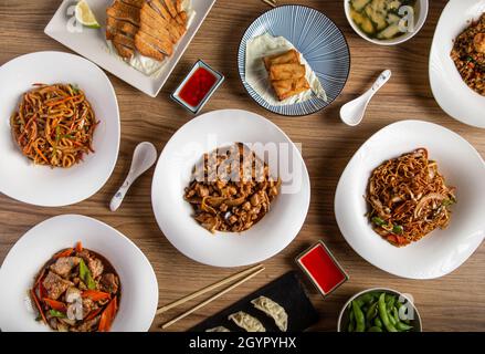 Verschiedene chinesische Gerichte. Berühmte Gerichte der chinesischen Küche auf dem Tisch. Draufsicht. Das Konzept des chinesischen Restaurants. Bankett im asiatischen Stil Stockfoto