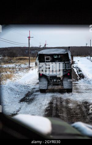 U.S. Marines with Transportation Services Company, Combat Logistics Bataillon 4, Combat Logistics Regiment 3, 3rd Marine Logistics Group, bereiten sich auf die Abfahrt vor, nachdem sie sich während der Übung Northern Viper auf dem Trainingsgebiet Yausubetsu, Hokkaido, Japan, auf den Konvoi vorbereitet haben, 22. Januar 2020. Das Personal, das derzeit dem logistischen Kampfelement für die Übung Northern Viper zugewiesen ist, bereitet sich auf die bevorstehenden Operationen vor. Northern Viper ist eine regelmäßig geplante Trainingsübung, die die Interoperabilität der Allianz zwischen den USA und Japan verbessern soll, indem Infanterieeinheiten ihre Letalität aufrechterhalten können Stockfoto