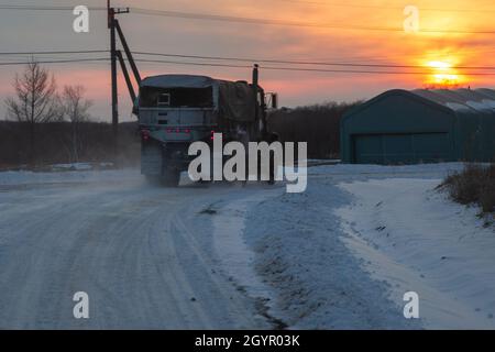 U.S. Marineinfanteristen mit Transportation Services Company, Combat Logistics Bataillon 4, Combat Logistics Regiment 3, 3rd Marine Logistics Group, verlassen den Trainingsbereich, nachdem sie sich während der Übung Northern Viper auf dem Trainingsgebiet Yausubetsu, Hokkaido, Japan, auf den Konvoi vorbereitet haben, 22. Januar 2020. Das Personal, das derzeit dem logistischen Kampfelement für die Übung Northern Viper zugewiesen ist, bereitet sich auf die bevorstehenden Operationen vor. Northern Viper ist eine regelmäßig geplante Trainingsübung, die die Interoperabilität der Allianz zwischen den USA und Japan verbessern soll, indem Infanterieeinheiten ihre le aufrechterhalten können Stockfoto