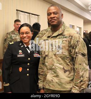 Maj. Diana A’Xaymac, Executive Officer, Headquarters, Headquarters Battalion First Infantry Division, posiert mit Command Sgt. Maj. Dion Lightner, Befehl sgt. Maj 1ID Sustainment Brigade, 1ID, nachdem sie ihre Keynote-Rede zum Dr. Martin Luther King Jr. Tag der Observation im Riley Community Center am 22. Januar in Fort Riley, Kansas, gehalten hatte. A’Xaymac sprach über die vollständige Integration der Streitkräfte während des Koreakrieges. (Foto von, Sgt. Klasse Victor Gardner, 1. Inf. Div. Sust. Bde. Öffentliche Angelegenheiten) Stockfoto