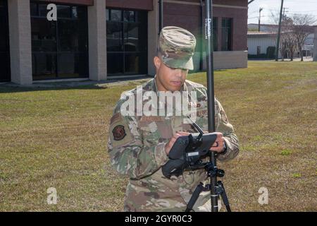 Personal Sgt. Aaron Williams, Teamleiter des Büros für Geo-Integrationen der 628. Tiefbaustaffel in der Weapons Station, testet einen Empfänger des globalen Navigationssystems auf der Joint Base Charleston S.C., 22. Januar 2020. Die GNS-Antenne liest die Signale verschiedener GPS-Satelliten, um ihre Position zu einer bestimmten Zeit und an einem bestimmten Ort zu triangulieren. Das Geo-Integrationsbüro untersucht das Land und dokumentiert Veränderungen, die sich auf gemeinsame Grundstrukturen auswirken können. Stockfoto