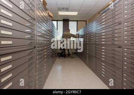 Personal Sgt. Aaron Williams, Teamleiter für das Geointegrations-Büro der 628. Bauingenieursgeschwader im Weapons Station, und Caleb Brewer, der Geo-basierte Programm-Manager der 628. CES, sehen sich frühere computergestützte Zeichnungen und Baupläne für Gebäude auf der Joint Base Charleston S.C., 22. Januar 2020 an. Die Organisation jeder Schublade chronologisch, was eine schnelle Suche für das Engineering-Personal ermöglicht. Das Geo-Integrationsbüro unterstützt die Mission, indem es diese Aufzeichnungen aller gemeinsamen Basisstrukturentwürfe speichert und speichert, damit Ingenieure Fehler in Strukturen nachbilden oder verbessern können, was dies ermöglicht Stockfoto