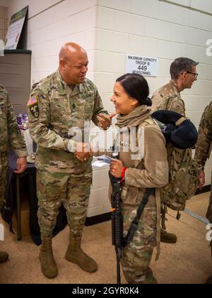 Befehl Sgt. Maj. Marlo Cross, 807. Medizinisches Kommando (Einsatzunterstützung), begrüßt Heimatsoldaten von einem Einsatz im Nahen Osten, Fort Hood, Texas, 22. Januar 2020. (USA Army Reserve Foto von SPC. Ronald D. Bell) Stockfoto