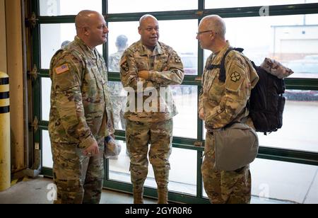 Befehl Sgt. Maj. Marlo Cross, 807th Medical Command (Deployment Support) und Command Sgt. Maj. Clinton Schmitter, 139. Medizinische Brigade, sprach mit Command Sgt. Maj. Schmidt über die Dinge und ob sie etwas für ihn tun könnten, Fort Hood, Texas, 22. Januar 2020. (USA Army Reserve Foto von SPC. Ronald D. Bell) Stockfoto