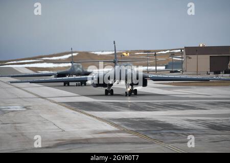 B-1B Lancer, die dem 28. Bombenflügel auf der Ellsworth Air Force Base, S. D., zugewiesen sind, verlassen am 22. Januar 2020 das Parkvorfeld der Fluglinie. Die Luftbesatzungen und B-1-Piloten der 37. Bombenschwadron starteten für die Red Flag 20-1, eine zweiwöchige fortgeschrittene Luftkampfübung, die mehrmals im Jahr von der US-Luftwaffe durchgeführt wird. (USA Foto der Luftwaffe von Staff Sgt. Hailey Staker) Stockfoto