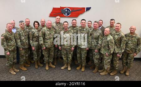 Der General der US-Luftwaffe, Joseph Lengyel, Mitte, Leiter des National Guard Bureau, posiert für ein Gruppenfoto mit den Adjutanten-Generälen und hochrangigen, an den US-amerikanischen Luftwaffenstützpunkt Berry Field, Nashville, Tennessee, am 23. Januar 2020. Lengyel rief das Treffen an, um Feedback von der leitenden Führung in jedem Staat zu Fragen zu erhalten, die die Nationalgarde betreffen. (USA Foto der Air National Guard von Meister Sgt. Jeremy Cornelius) Stockfoto