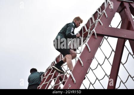 Jacob Newlin, ein Kadett des Ellison High School Junior Reserve Officer Training Corps, klettert im Rahmen des FRIENDS Event am 23. Januar 2020 in Fort Hood, Texas, auf ein Nettohindernis. Der Zweck der FRIENDS-Veranstaltung war es, den Studenten ein Beispiel dafür zu geben, wie das militärische Leben ist, während sie körperlich und geistig herausfordern. (USA Armeefoto von PFC. Kaden D. Pitt, 7. Mobile Public Affairs Detachment) Stockfoto