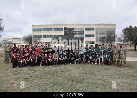 Die Kadetten des lokalen Junior Reserve Officers Training Corps posieren für ein Gruppenfoto mit Soldaten des III. Corps im Rahmen der FREUNDSCHAFTEN-Veranstaltung am 23. Januar 2020 in Fort Hood, Texas. Der Zweck der FRIENDS-Veranstaltung war es, den Studenten ein Beispiel dafür zu geben, wie das militärische Leben ist, während sie körperlich und geistig herausfordern. (USA Armeefoto von PFC. Kaden D. Pitt, 7. Mobile Public Affairs Detachment) Stockfoto