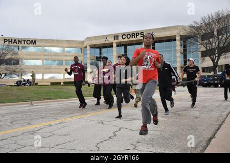 Junior Reserve Officer Training Corps Kadetten mit Killeen und Harker Heights High Schools tragen einen Wurf als Teil der FREUNDE Veranstaltung 23. Januar 2020, Fort Hood, Texas. Der Zweck der FRIENDS-Veranstaltung war es, den Studenten ein Beispiel dafür zu geben, wie das militärische Leben ist, während sie körperlich und geistig herausfordern. (USA Armeefoto von PFC. Kaden D. Pitt, 7. Mobile Public Affairs Detachment) Stockfoto