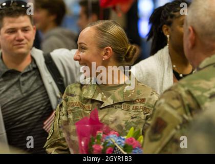 Personal Sgt. Amanda Richardson, eine Ingenieursgeselle, die dem 130. Engineering and Installation Squadron zugewiesen wurde, begrüßt am 23. Januar 2020 von Freunden und Familie am Salt Lake International Airport. Richardson kehrte zusammen mit anderen Mitgliedern ihrer Einheit nach einem sechsmonatigen Einsatz im Nahen Osten nach Hause zurück. (USA Foto der Air National Guard von Tech. Sgt. John Winn) Stockfoto