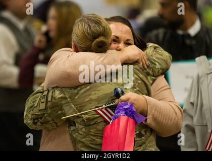 Personal Sgt. Amanda Richardson, eine Ingenieursgeselle, die dem 130. Engineering and Installation Squadron zugewiesen wurde, begrüßt am 23. Januar 2020 von Freunden und Familie am Salt Lake International Airport. Richardson kehrte zusammen mit anderen Mitgliedern ihrer Einheit nach einem sechsmonatigen Einsatz im Nahen Osten nach Hause zurück. (USA Foto der Air National Guard von Tech. Sgt. John Winn) Stockfoto