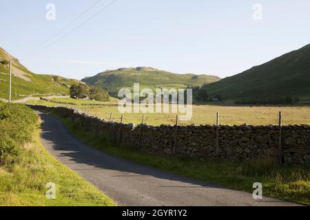 Country Lane im Howe Grain Valley, Lake District, Großbritannien Stockfoto