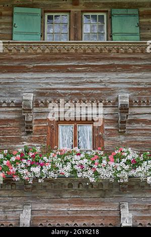 Nahaufnahme eines Schweizer Chalets - Simmental, Berner Oberland, Schweiz Stockfoto