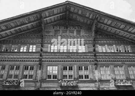 Schwarz-Weiß-Foto eines Schweizer Chalets Stockfoto