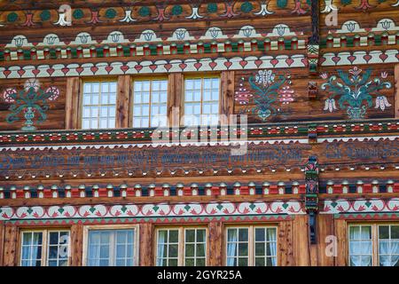 Nahaufnahme eines reich verzierten Schweizer Chalets - Simmental, Berner Oberland, Schweiz Stockfoto